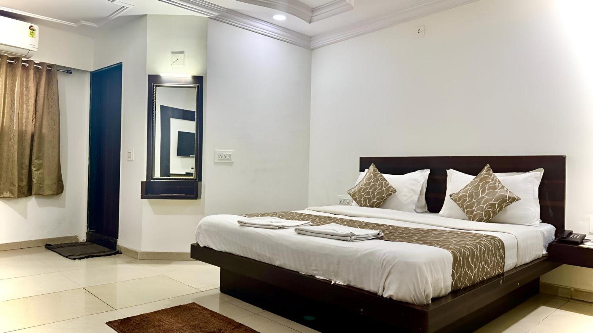 Hotel Dev Palace Ahmadábád Kültér fotó